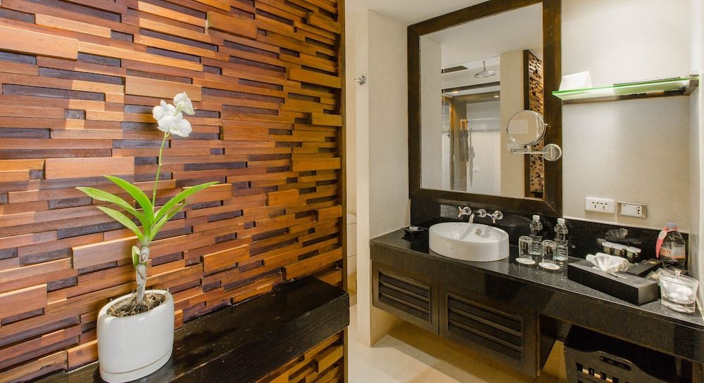 Impiana Beachfront Resort Patong, Phuket Superior Room, 1 Bedroom 14