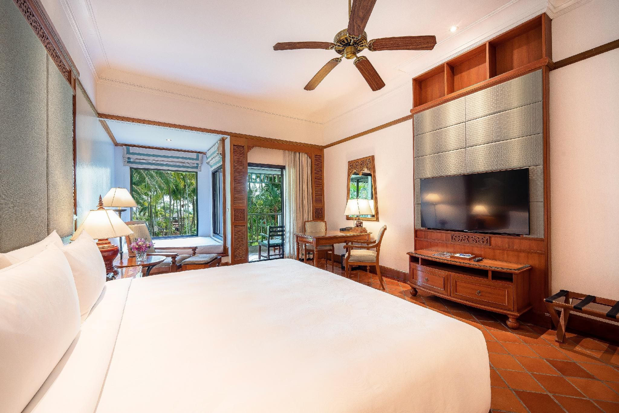 Family room, 1 King, Garden view, High floor, Balcony