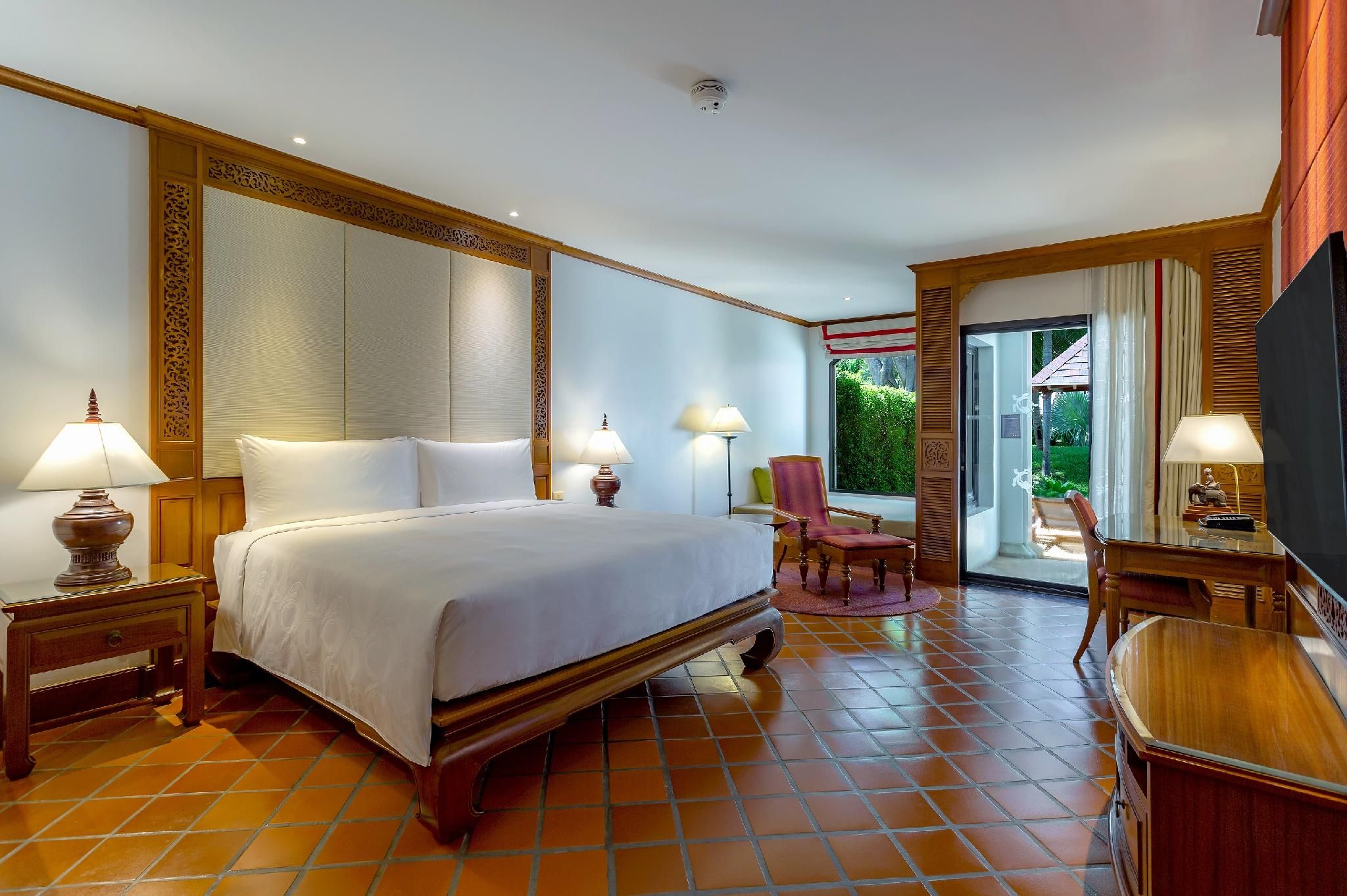 Premium Pool Access, Guest room, 1 King, Pool view, Ground floor, Pool access