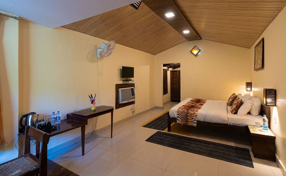 undefined Corbett Wild Resort - A River Access Property 5