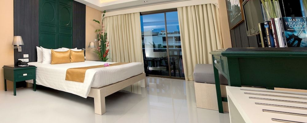 Deluxe Room, Bathtub, Pool View