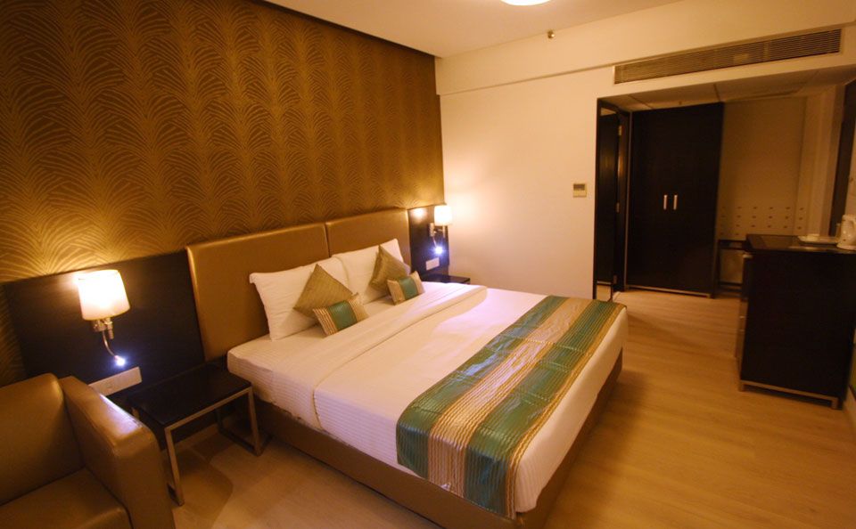 EXECUTIVE DOUBLE OR TWIN ROOM 2 BEDS 1 TWIN BED