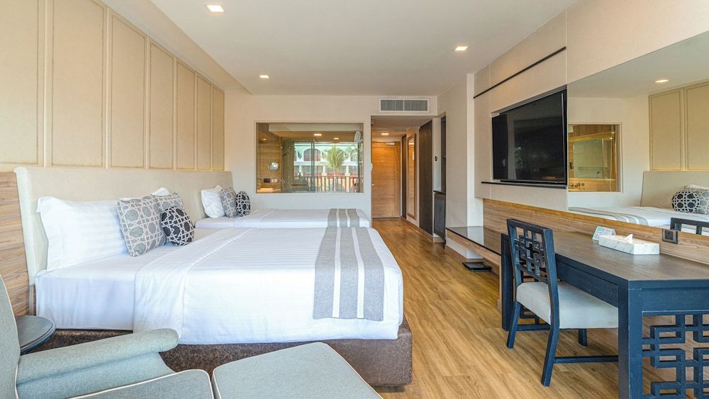 Phuket Graceland Resort And Spa Deluxe Room 3