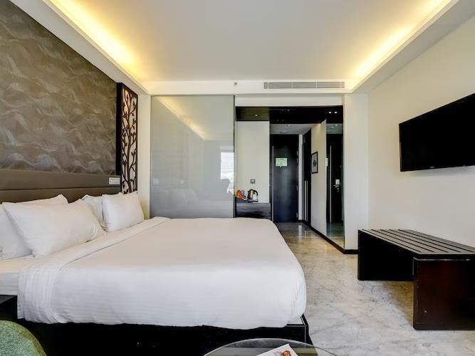 Business Class Room with a well-appointed workstation