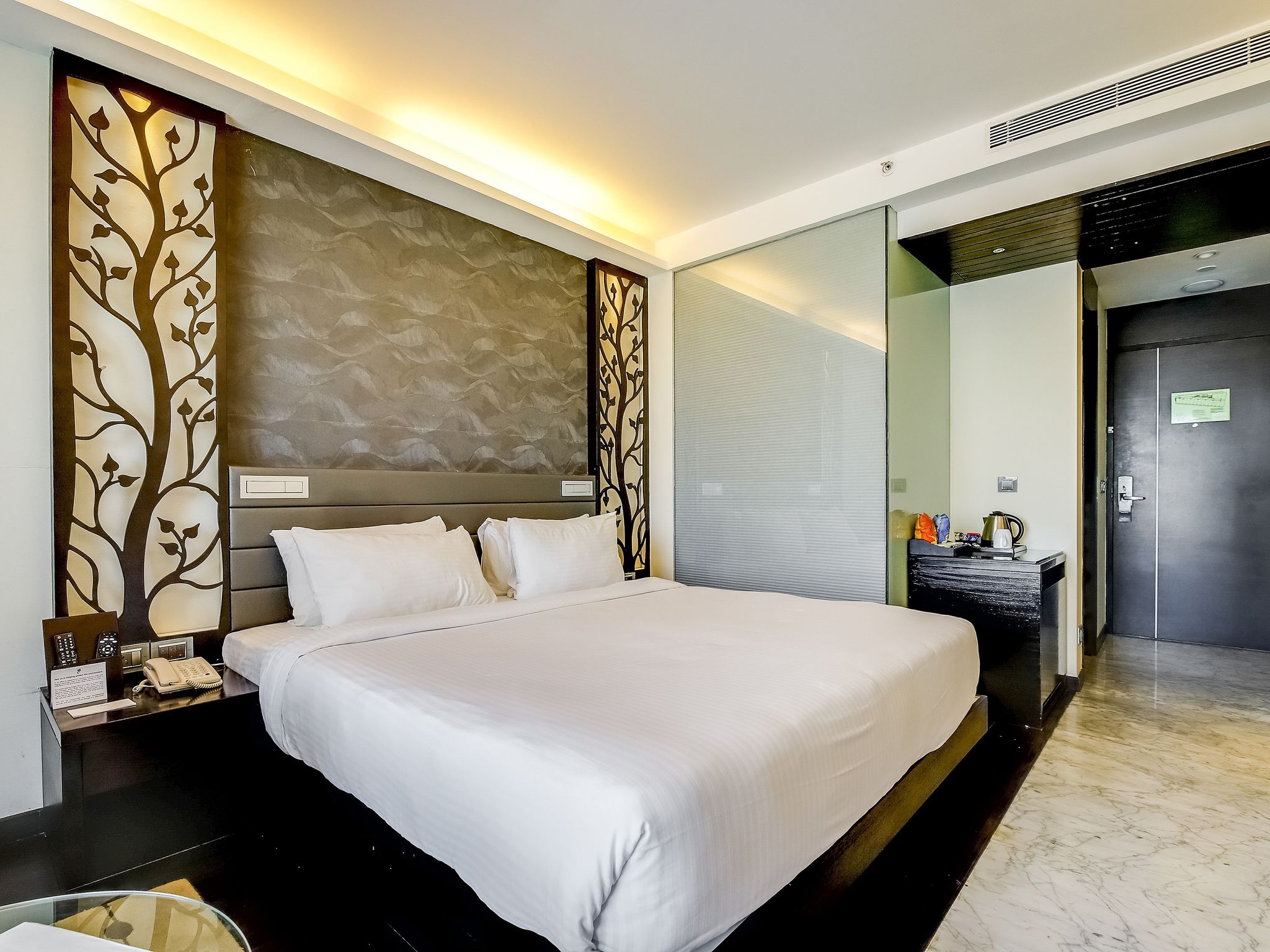 Country Inn & Suites By Radisson, Bengaluru Hebbal Road Business Class Room with a well-appointed workstation 6