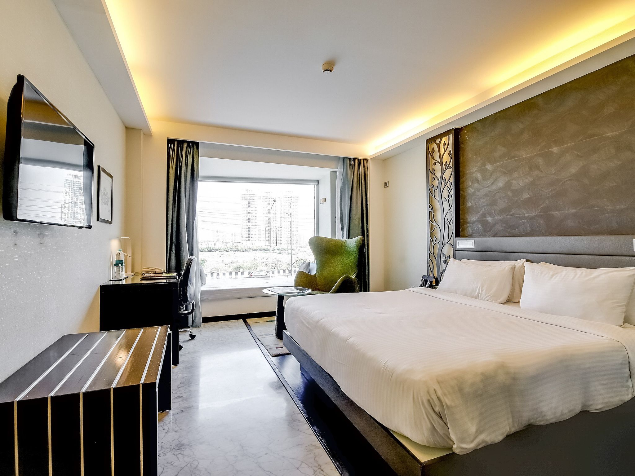 Business Class Room with a well-appointed workstation