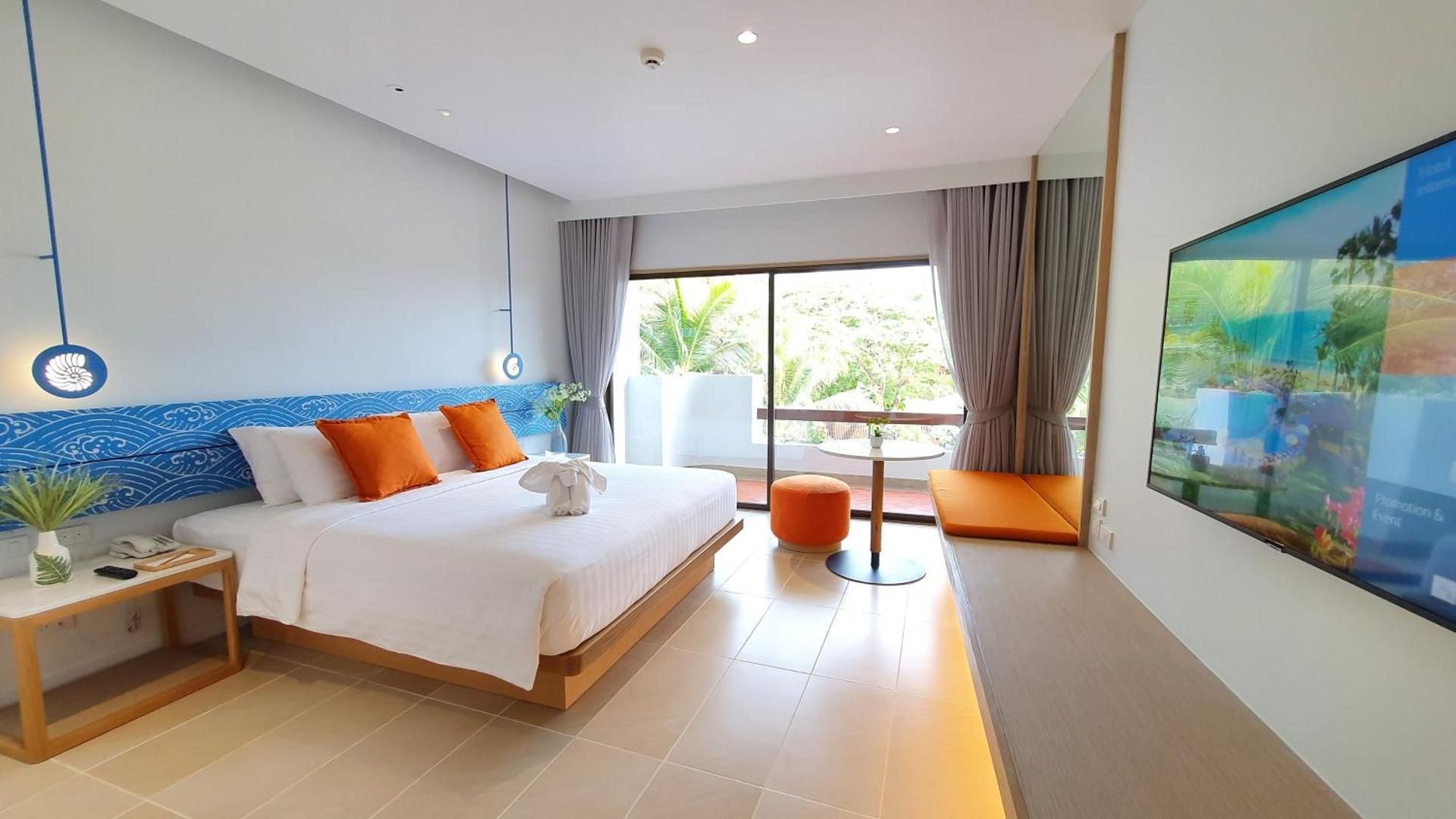 Premier Room 1 King Size Bed, Pool View