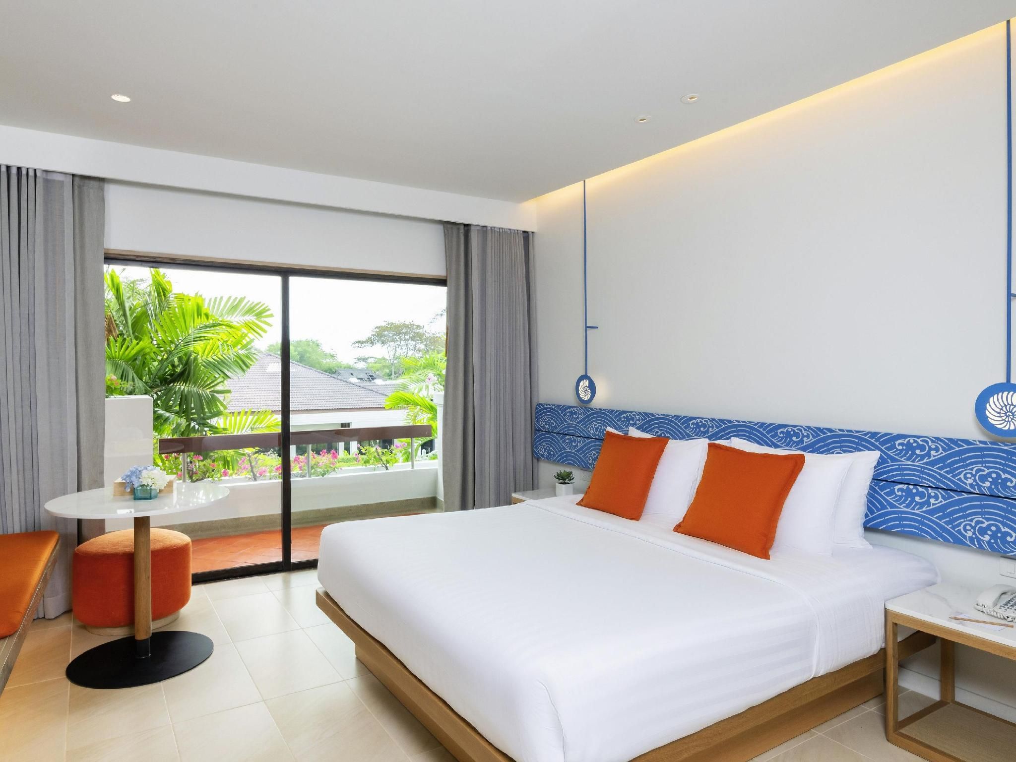 Premier Room 1 King Size Bed, Pool View