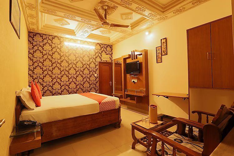 Hotel Bharat Niwas Deluxe AC Room 2