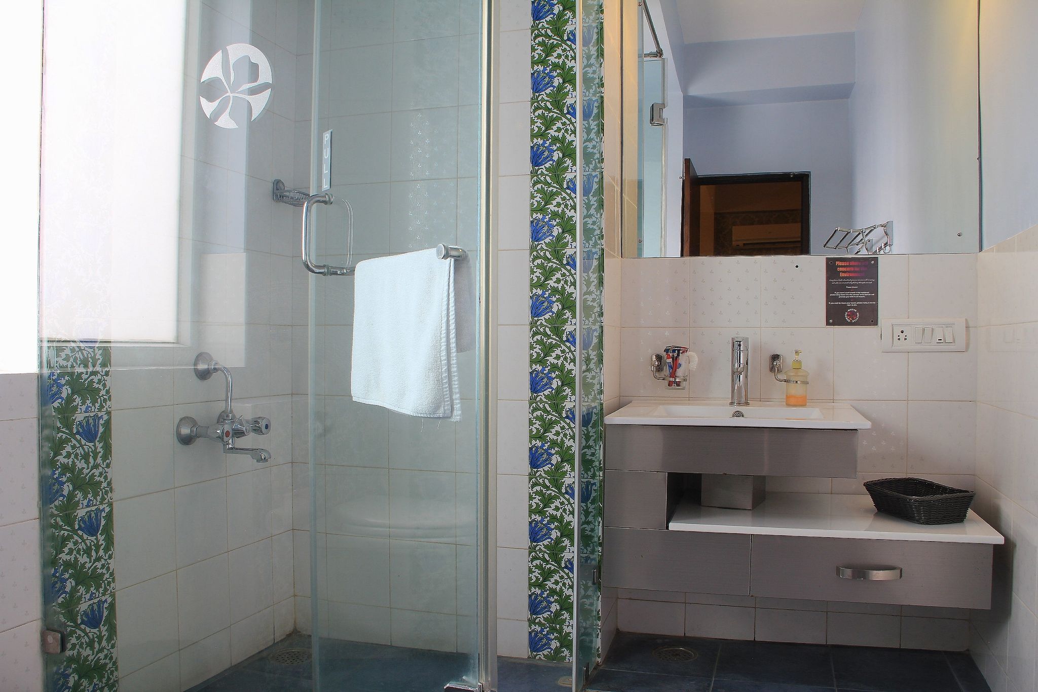 Orchid Suites Deluxe Queen Room 4