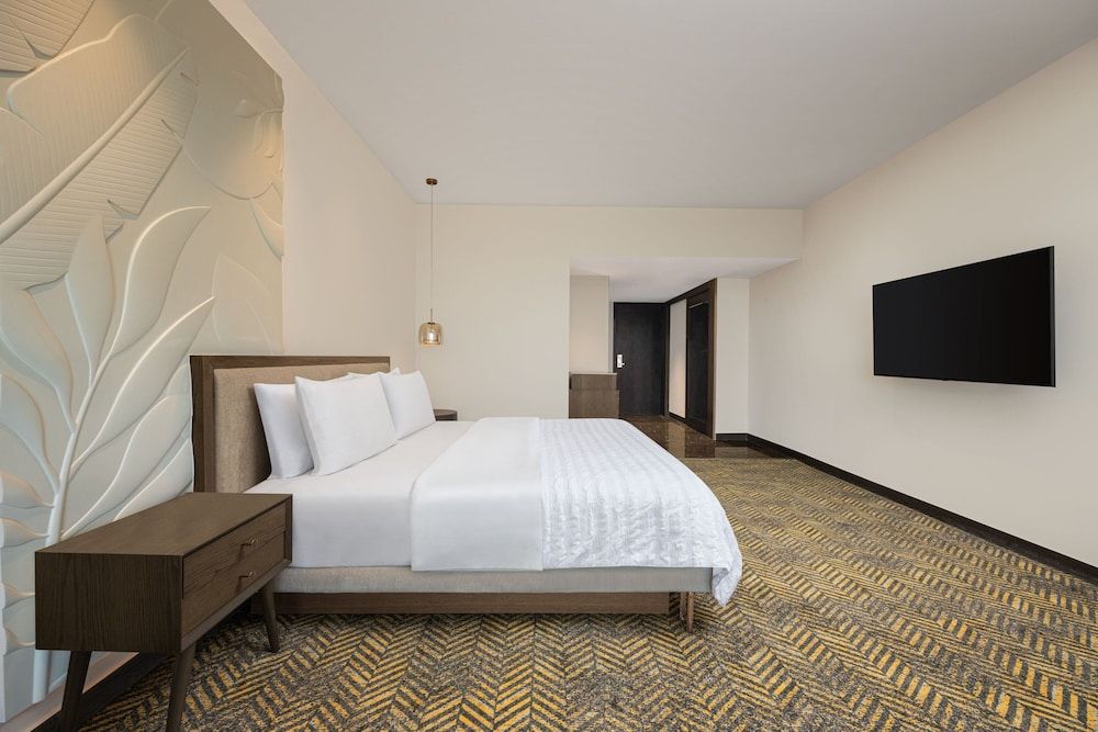 Club Room, 1 King Bed, City View