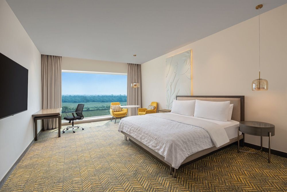 Club Room, 1 King Bed, City View