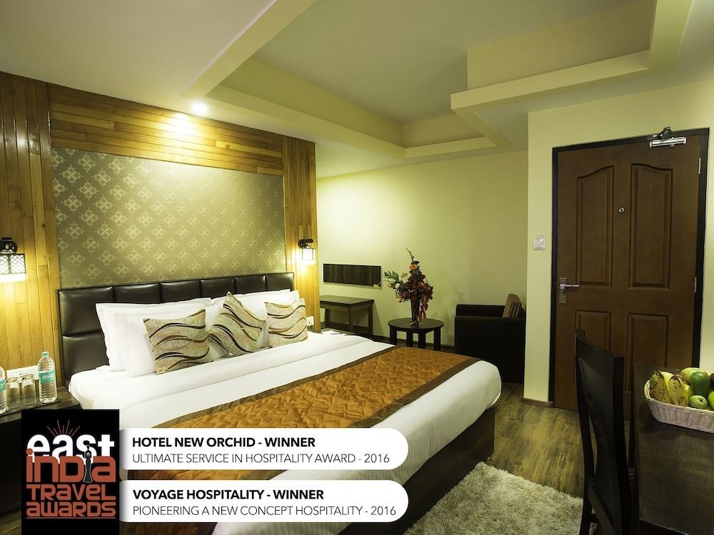 Deluxe Double Room, 1 King Bed, Smoking, Hill View