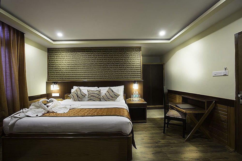 Royal Double Room, 1 King Bed, Smoking, Hill View
