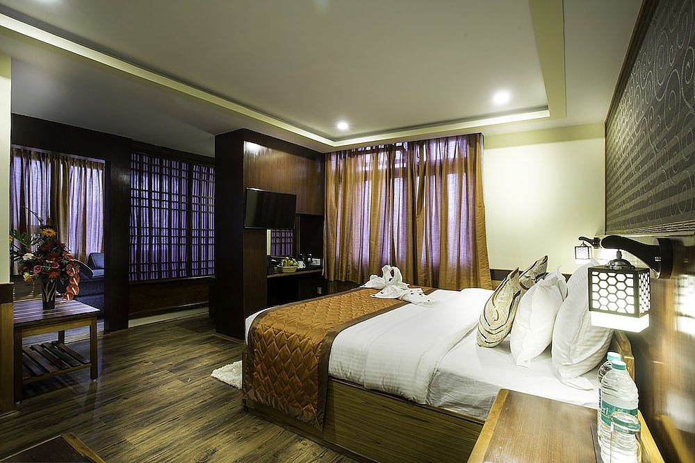 Royal Double Room, 1 King Bed, Smoking, Hill View
