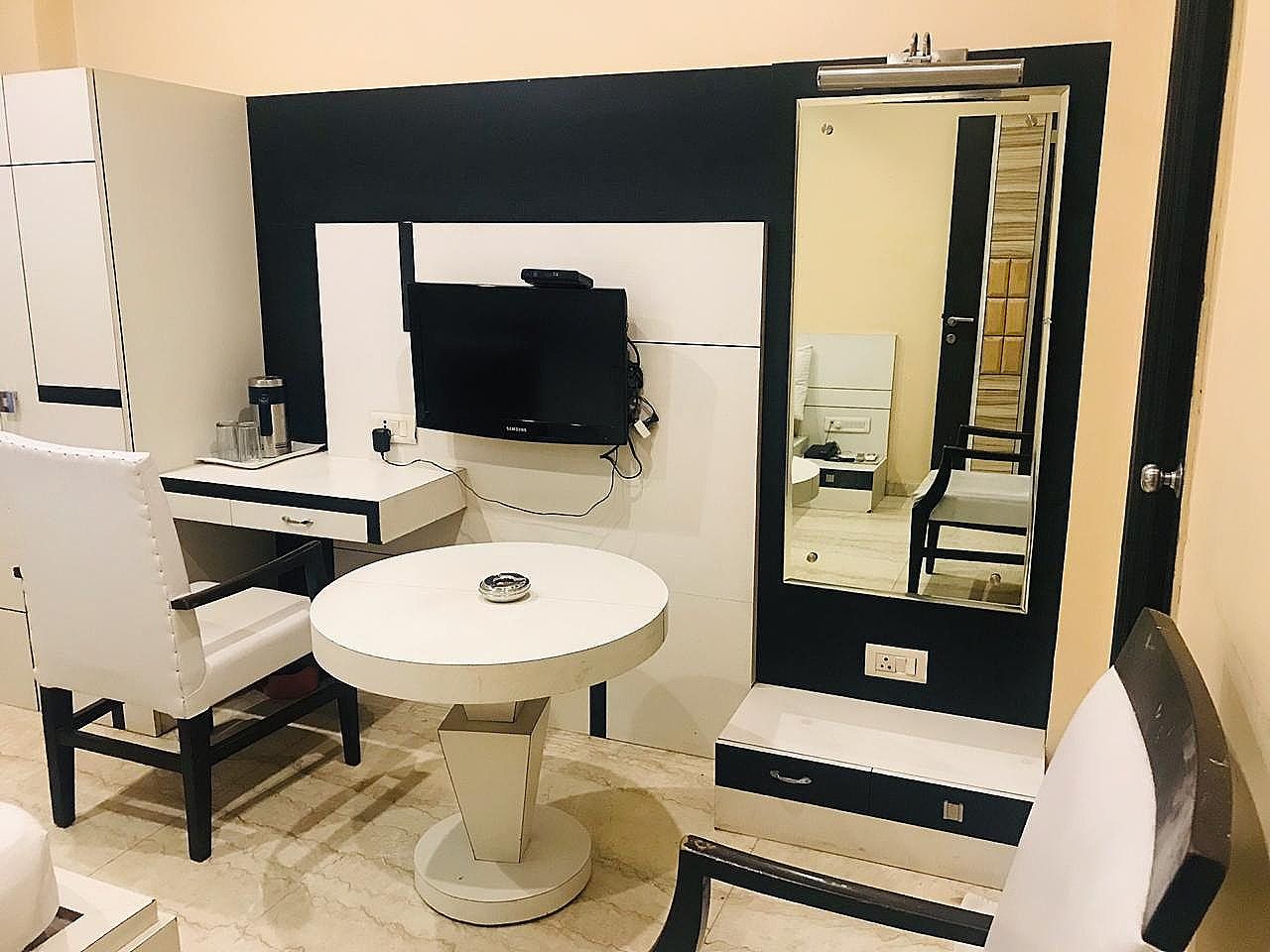 Hotel Sundaram Deluxe Room 4