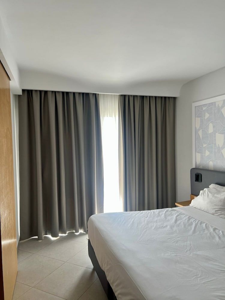 Royal Tulip Taj Sultan Standard Room, 3 Twin Beds, Balcony, Garden View 4