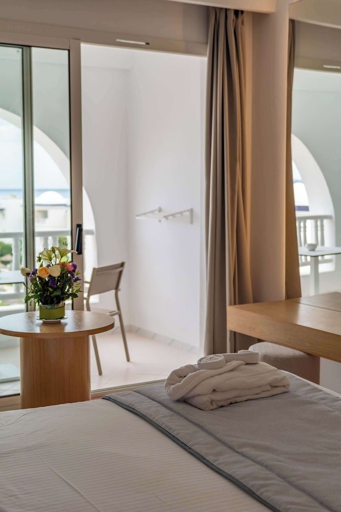 Royal Tulip Taj Sultan Standard Room, Multiple Beds, Balcony, Sea View 13