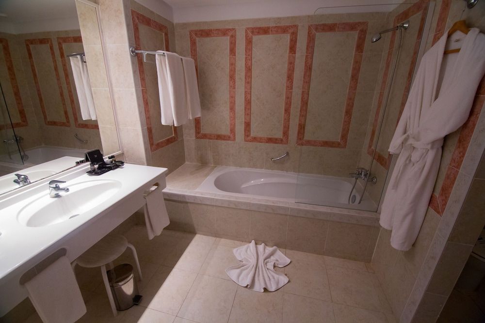 Royal Tulip Taj Sultan Standard Room, 3 Twin Beds, Balcony, Garden View 7