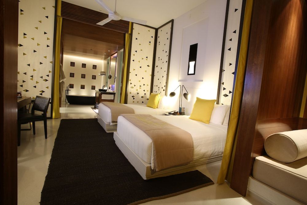 Classic Room, 2 Twin Beds, Pool View