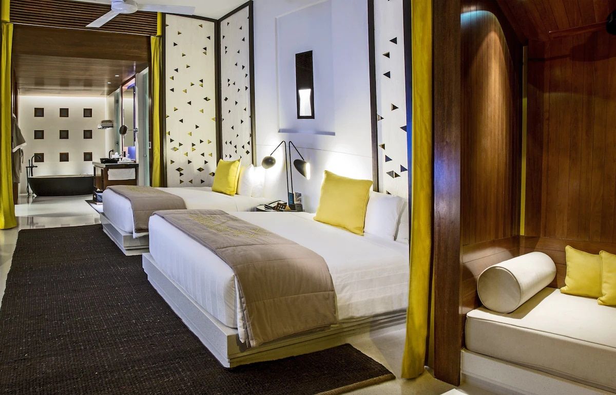 Classic Room, 1 King Bed, Pool View