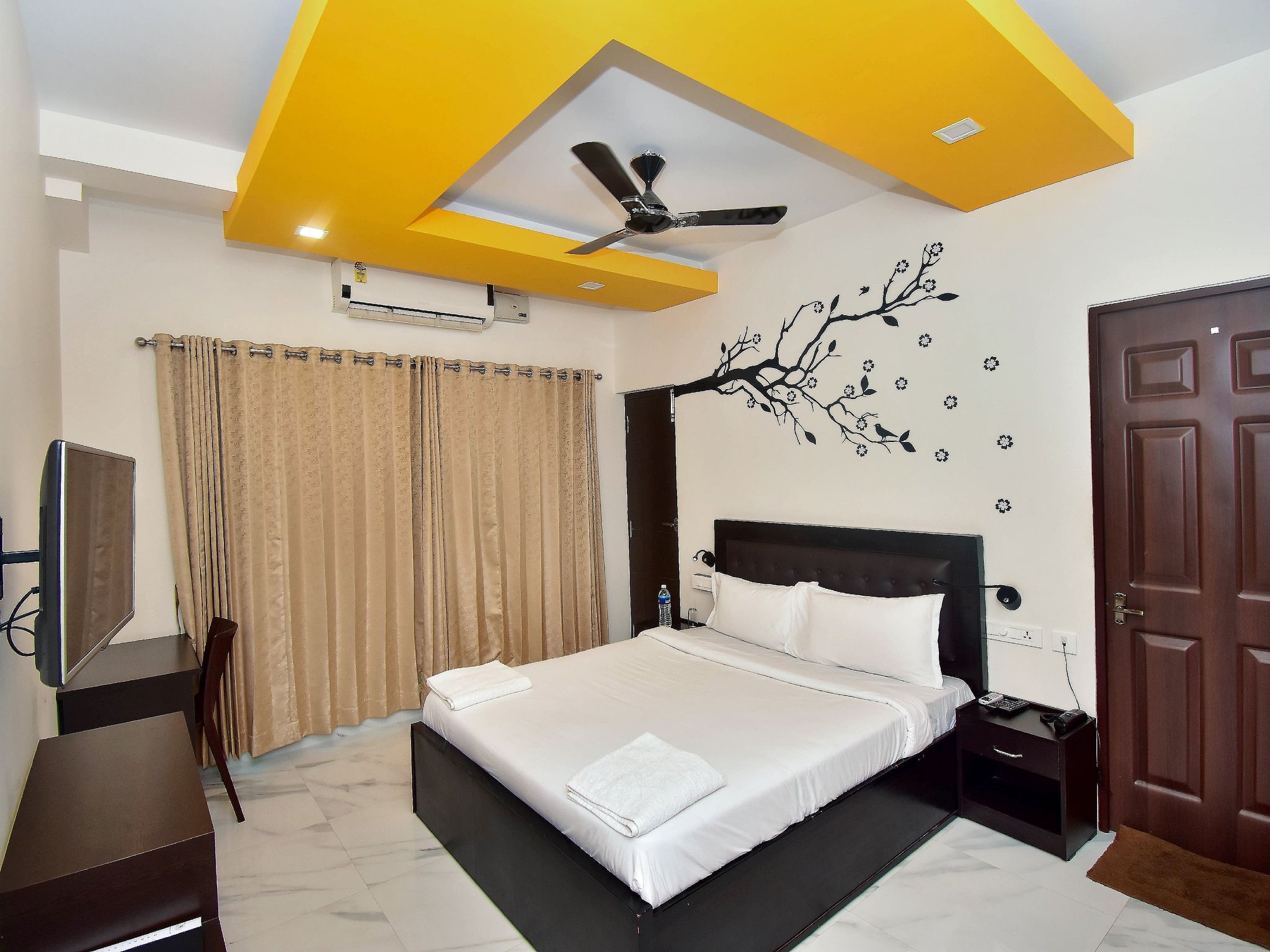 Lake View One Bedroom Suite