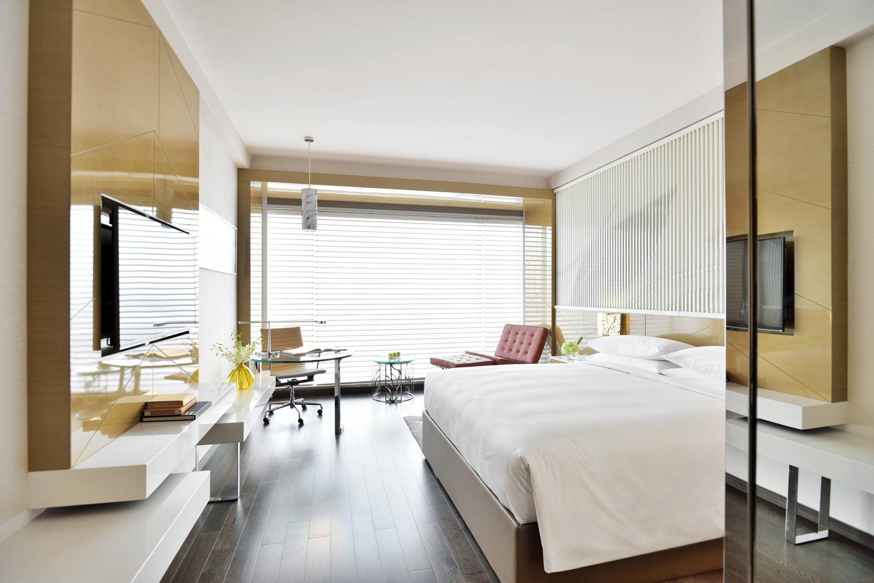 One King Bed, Guest Room