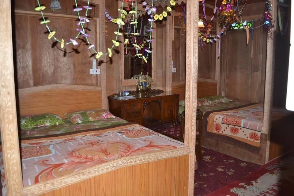 undefined Nature Houseboat 8