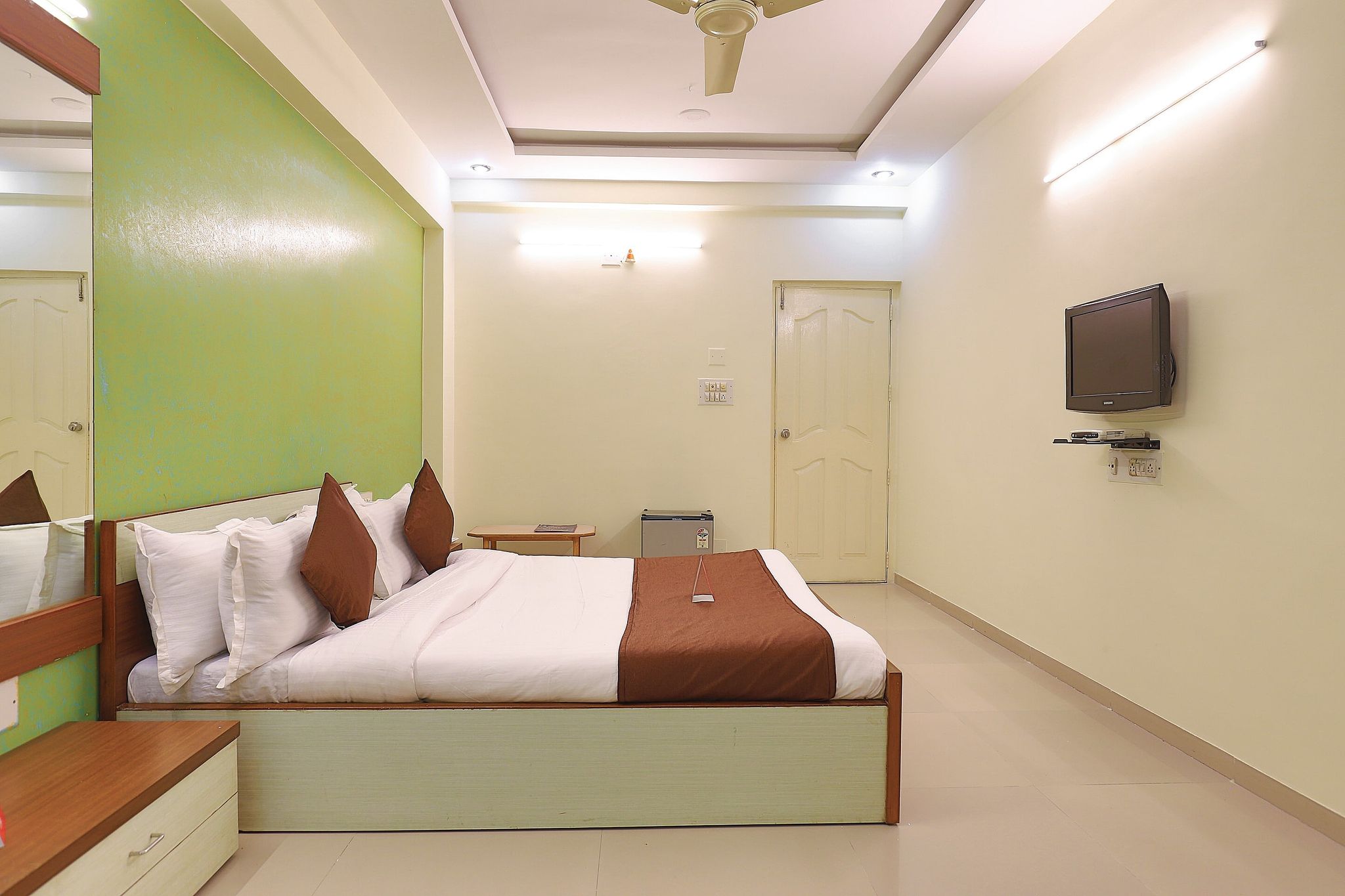 Super Hotel O Vibrant Residency Deluxe Room 4