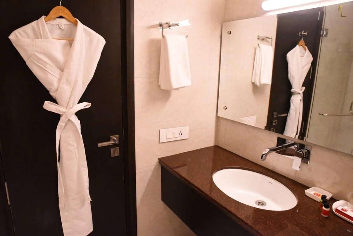 Lavanya Inn Deluxe Room (Non-Lake View) 4