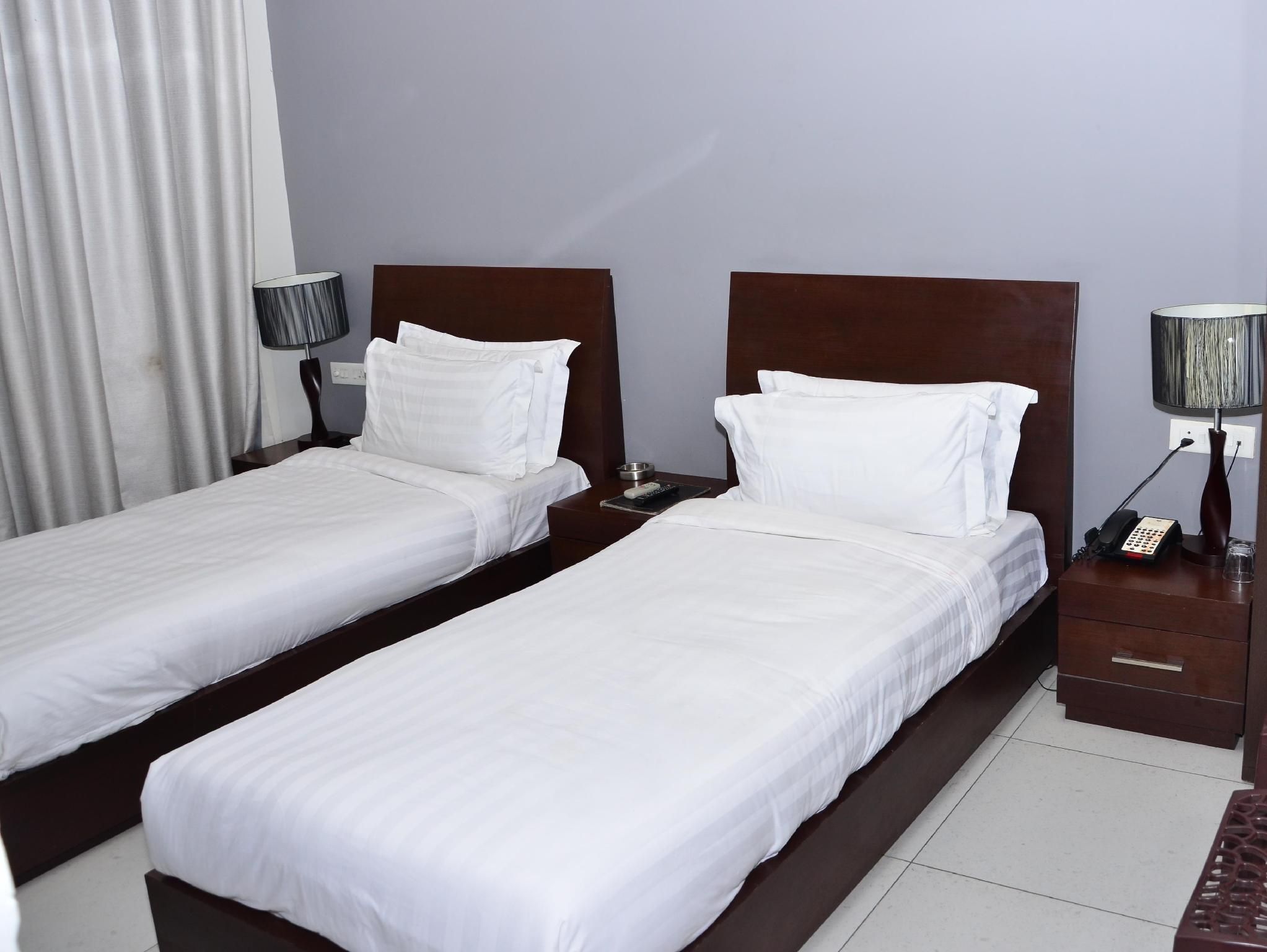 Hotel Solitaire Grand Semi Delux Double Room - Honda - YCHS