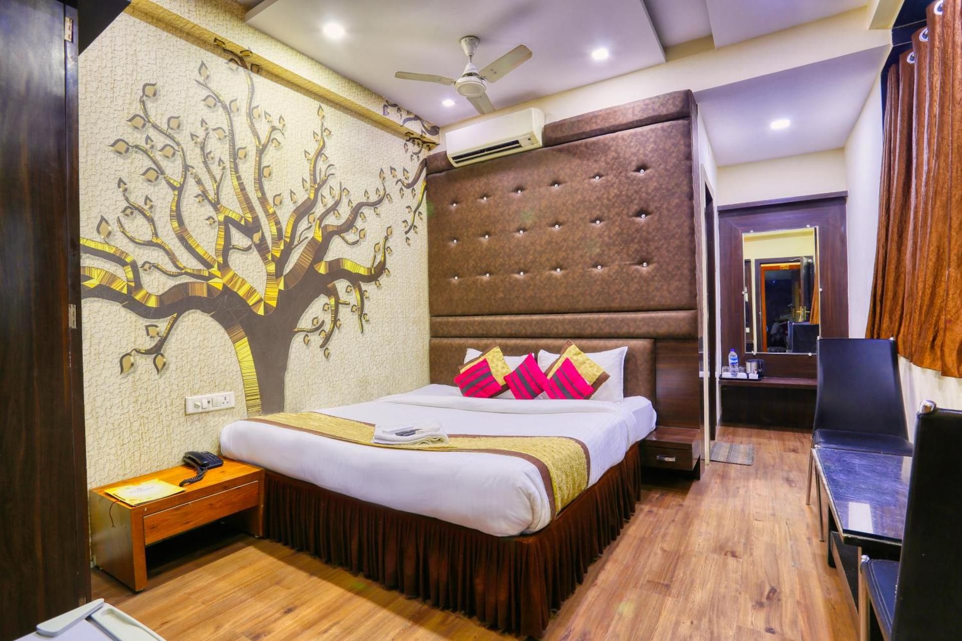 The Ashoka Hotel, Vijay Nagar Deluxe Double or Twin Room 8