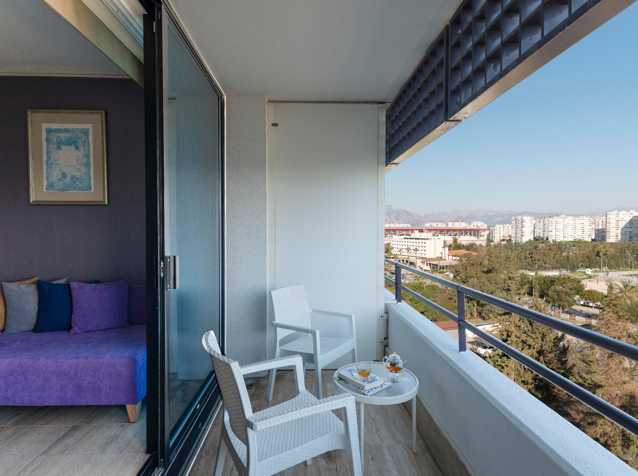 Comfort City View Room Two Single Beds Two Sofas