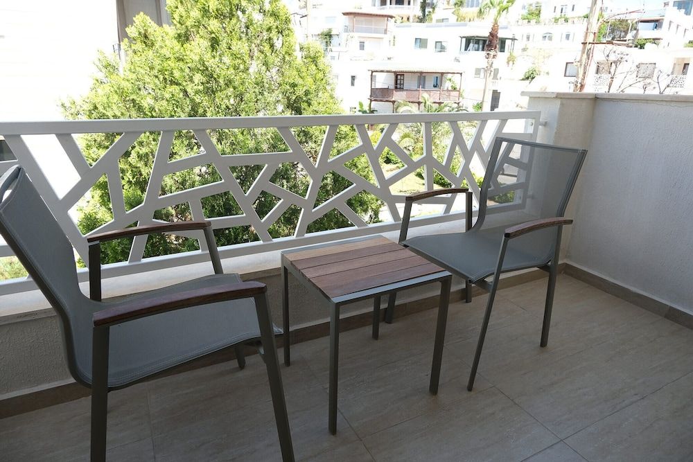 Azka Hotel Standard Room (Land View) 6