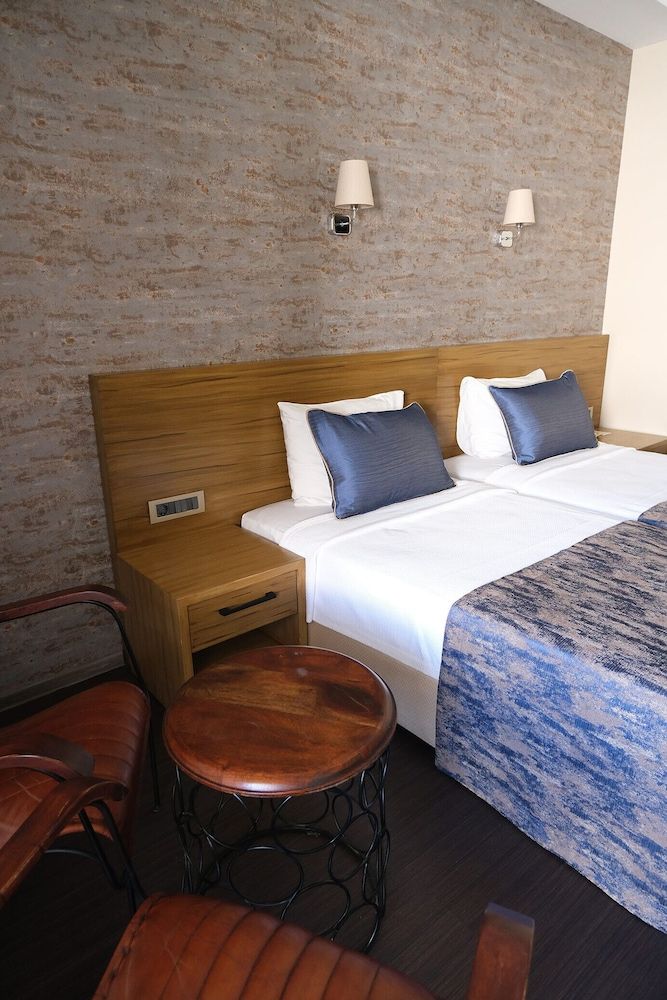 Azka Hotel Standard Room (Land View) 3