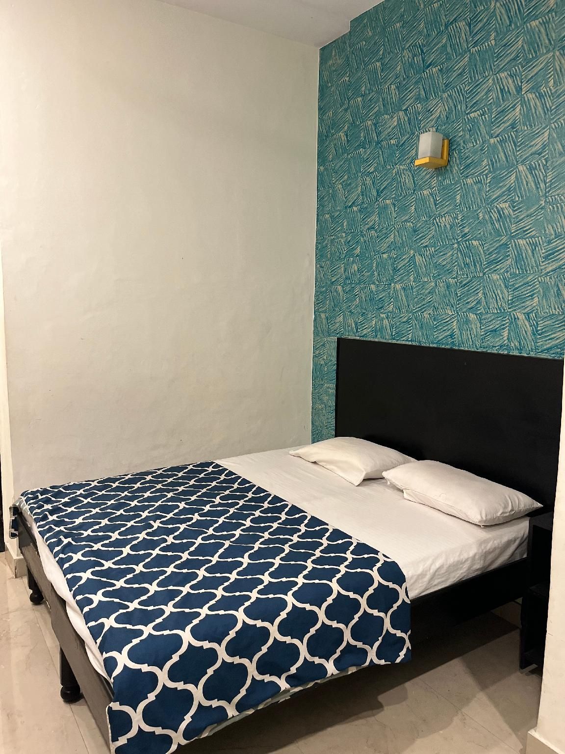 Hotel Sharan Standard Queen