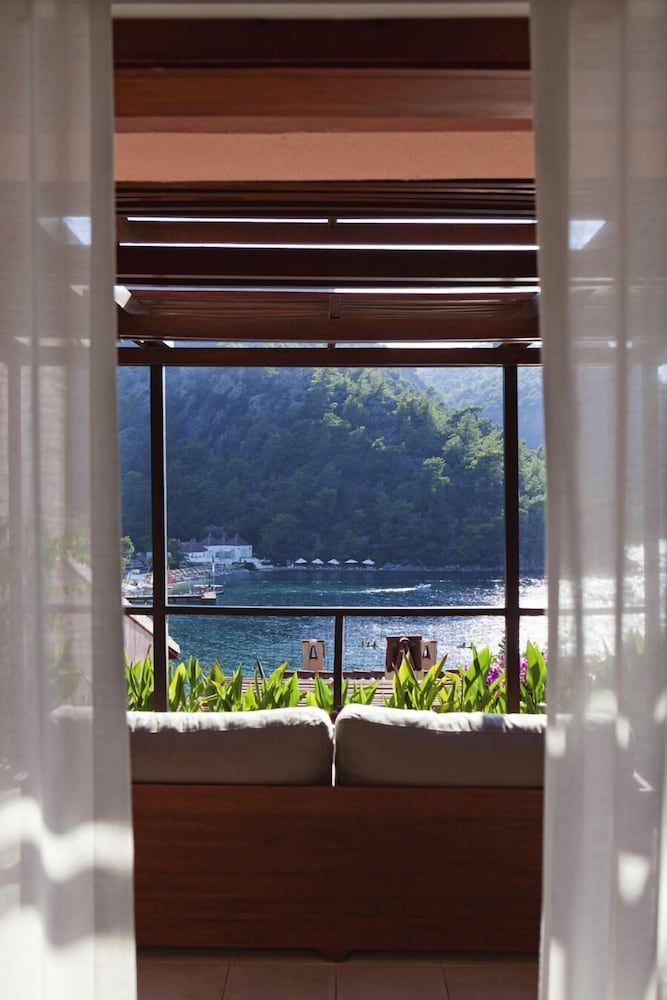 Hillside Beach Club