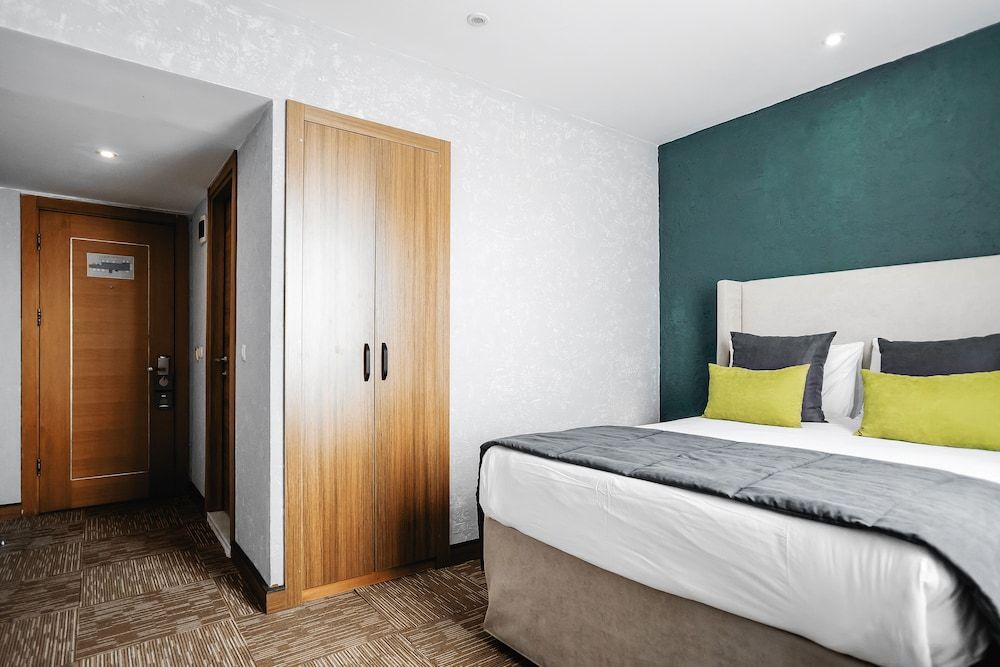 undefined Carlton Hotel 3