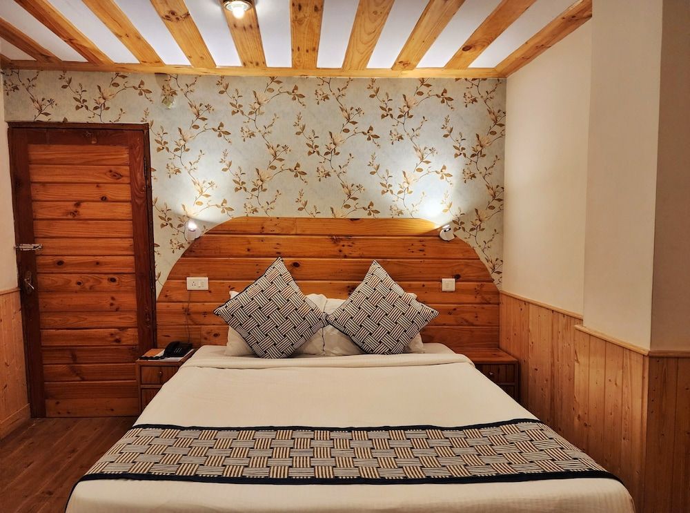 Hotel Pineview Shimla Deluxe Room 10
