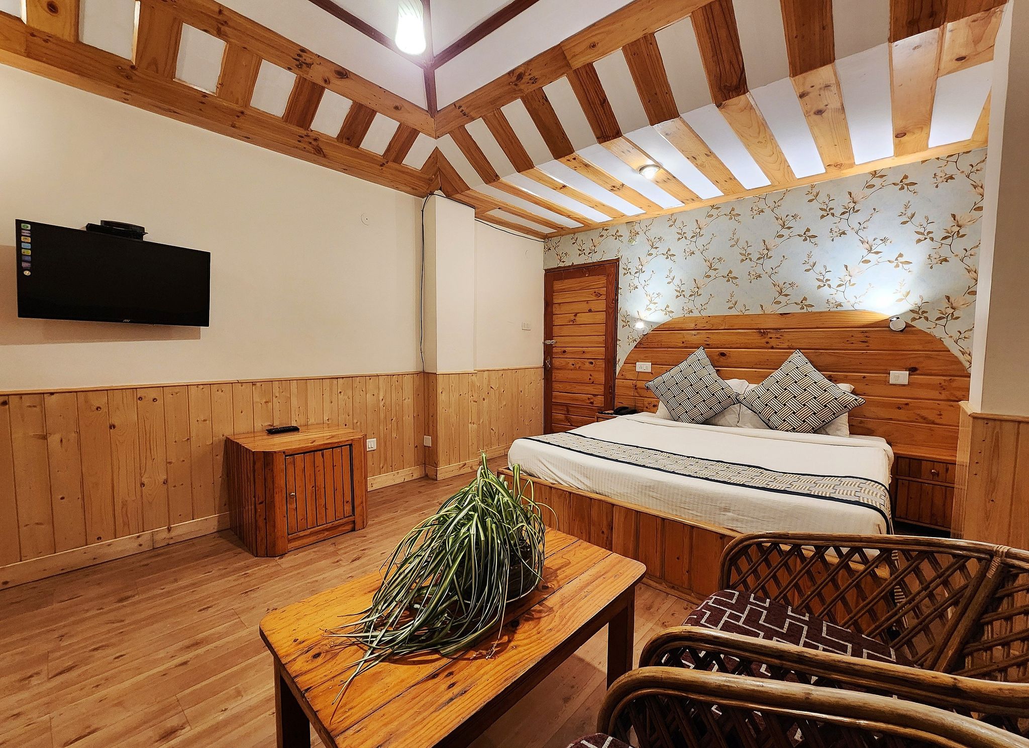 Hotel Pineview Shimla Deluxe Room 4