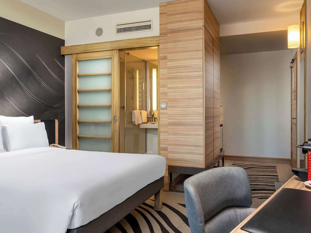 Executive Room, 1 Queen Bed with Sofa bed