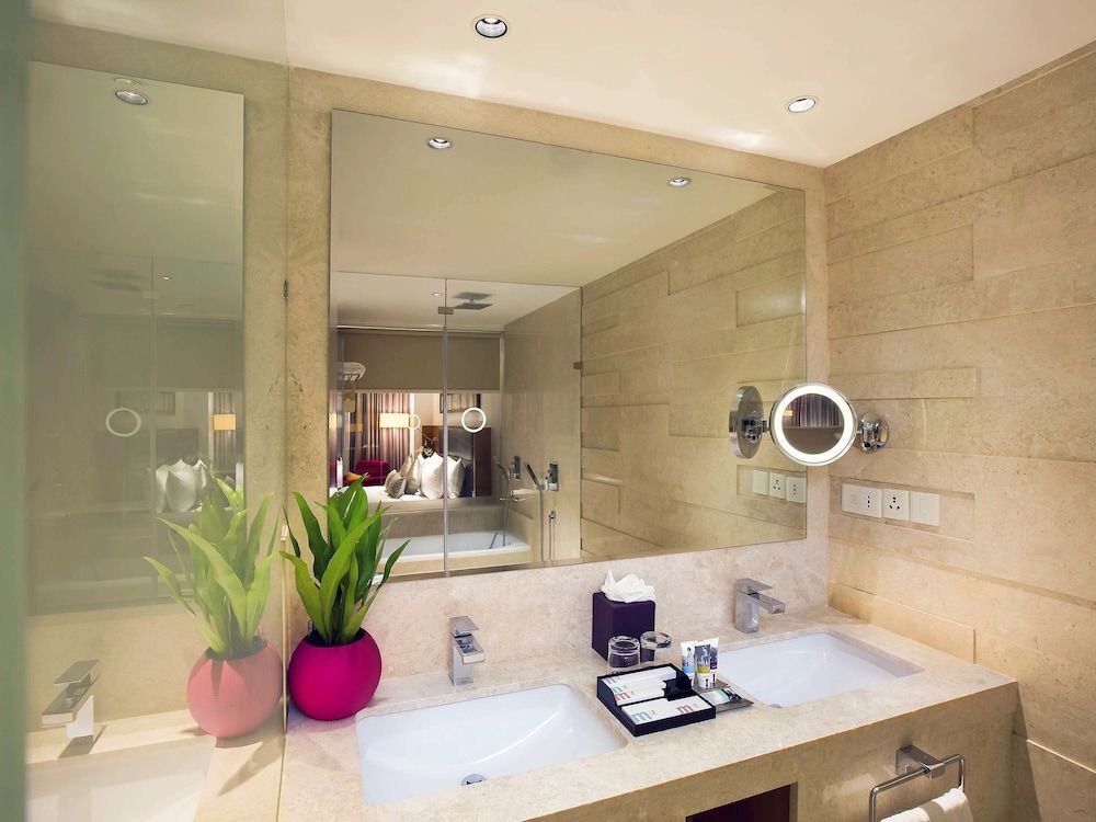 Deluxe Room, 1 Queen Bed (1 hr cocktail IMFL Selections)