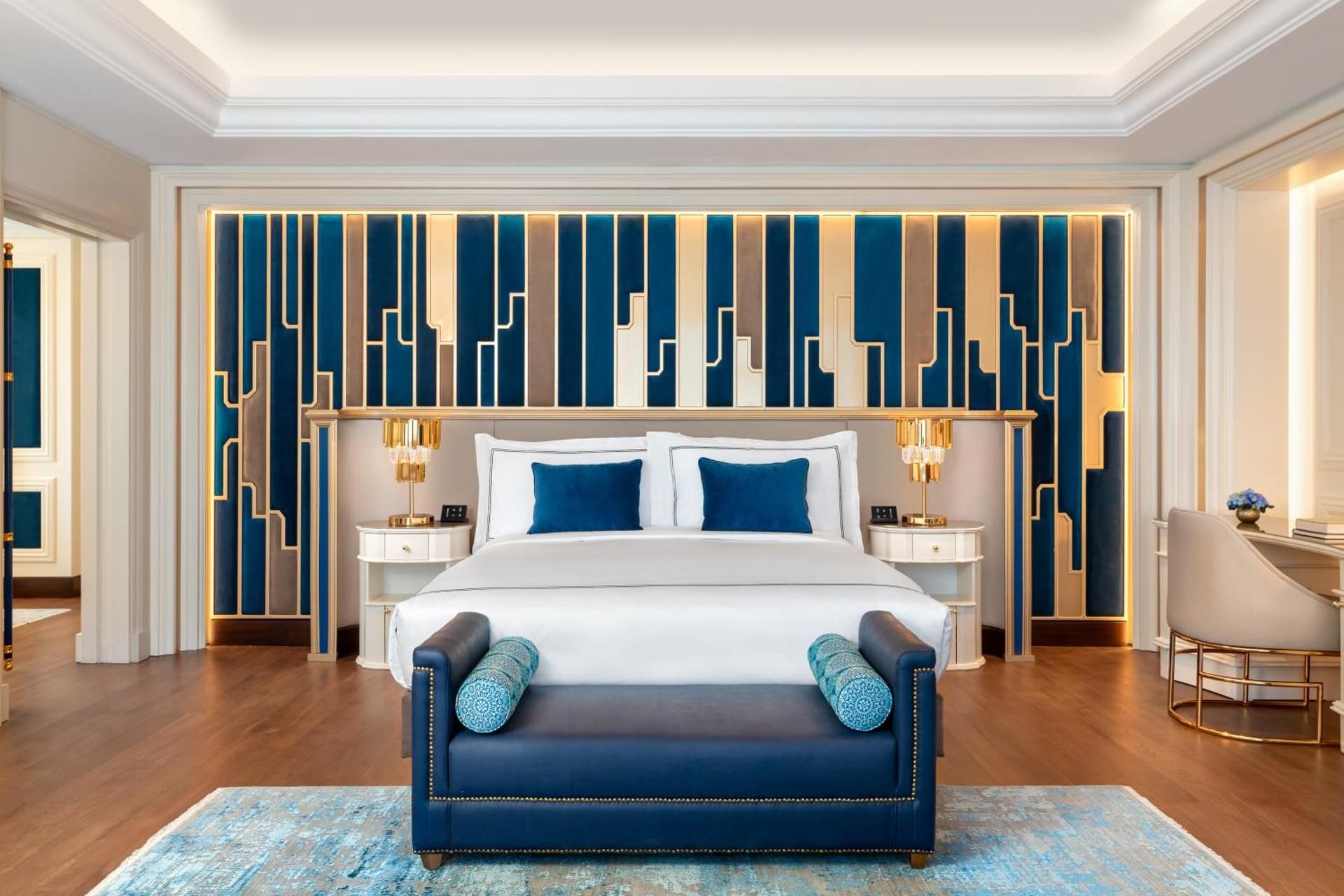 Ritz Carlton Suite, Club lounge access, 1 Bedroom Signature Suite, 1 King, Sofa bed, Whirlpool