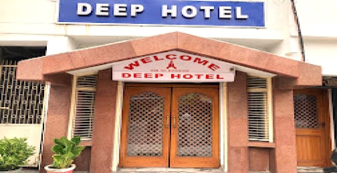 Deep Hotel
