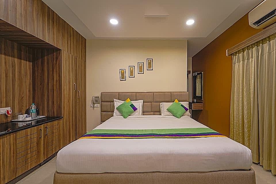 Treebo Elan Deluxe Double Room 14