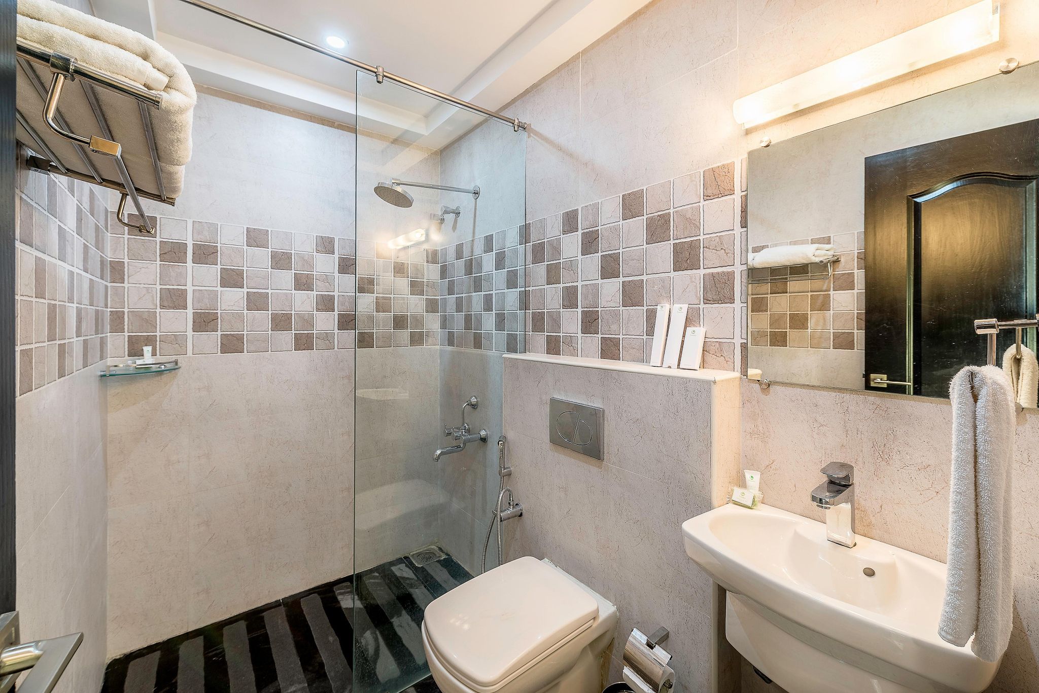 Treebo Elan Deluxe Double Room 4