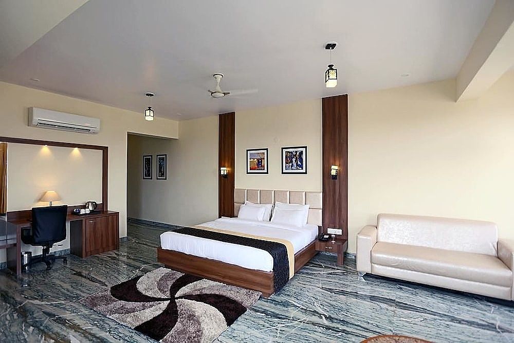 Premier Double Room, 1 King Bed, Lake View