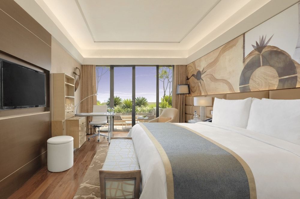 Club Room, Balcony
