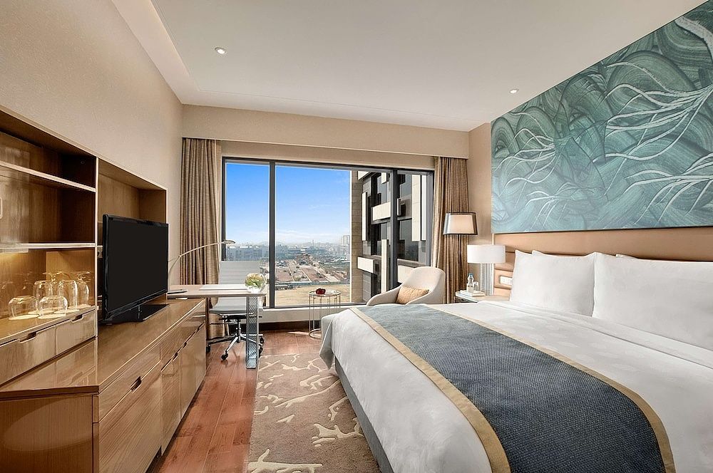 Leela Ambience Convention Hotel, Delhi Deluxe Room with Bathtub 2