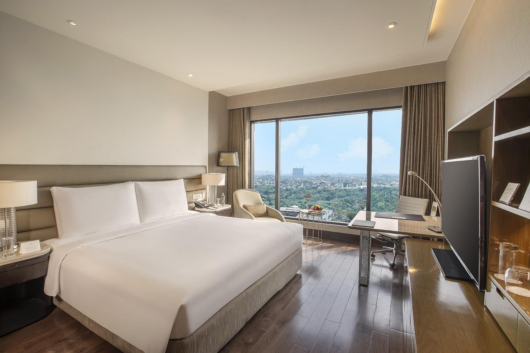 Leela Ambience Convention Hotel, Delhi Deluxe Room with Bathtub 7